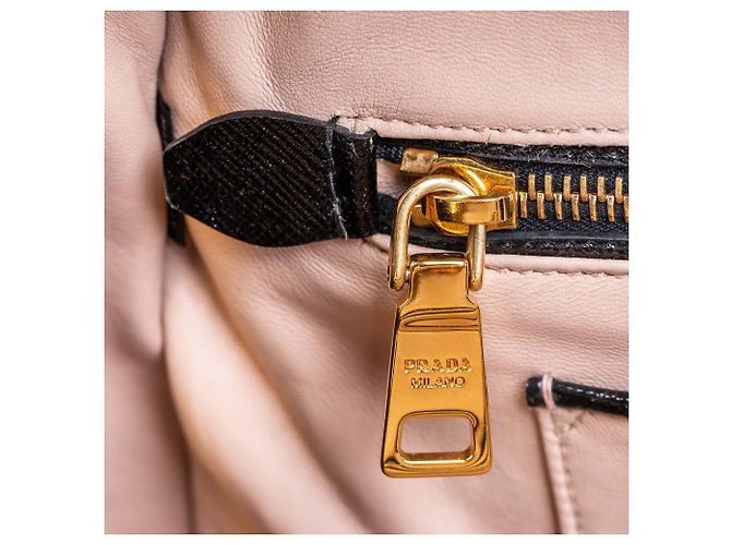 Borsa a mano Prada in piramide saffiano nera - vista 9