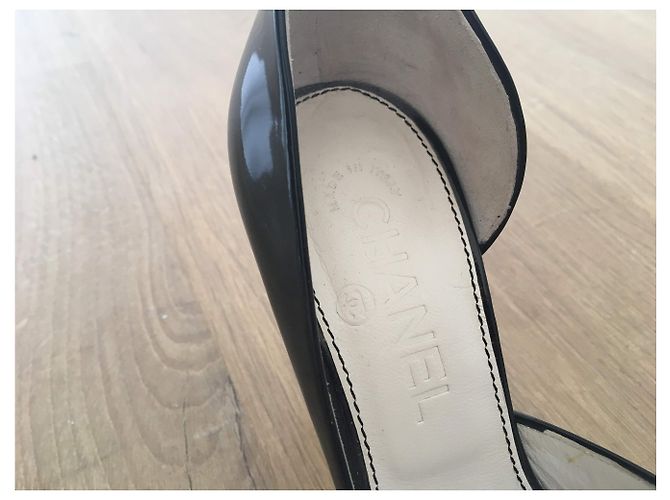 Décolleté Chanel a punta scoperta in vernice nera Nero - vista 2