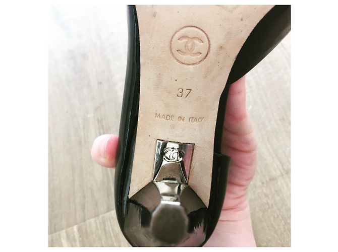 Décolleté Chanel a punta scoperta in vernice nera Nero - vista 3