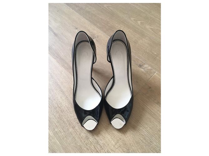 Décolleté Chanel a punta scoperta in vernice nera Nero - vista 6
