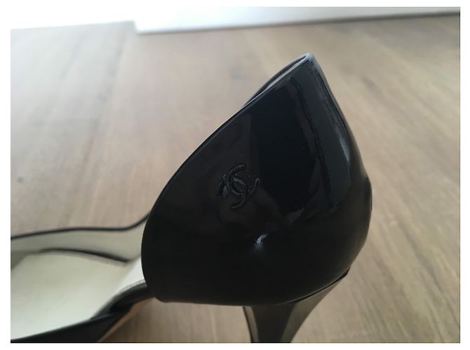 Décolleté Chanel a punta scoperta in vernice nera Nero - vista 7