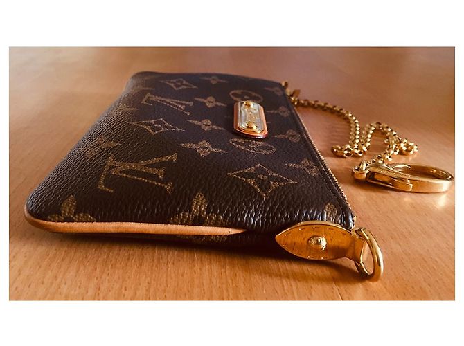 Louis Vuitton Monogram Canvas Milla MM Clutch Marrón oscuro - vista 8