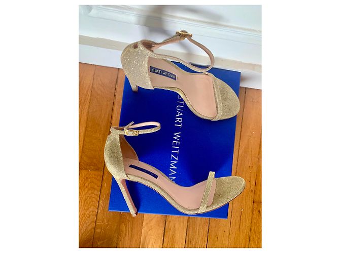 Stuart Weitzman Sandali Nudistong Oro in Pelle D'oro - vista 4
