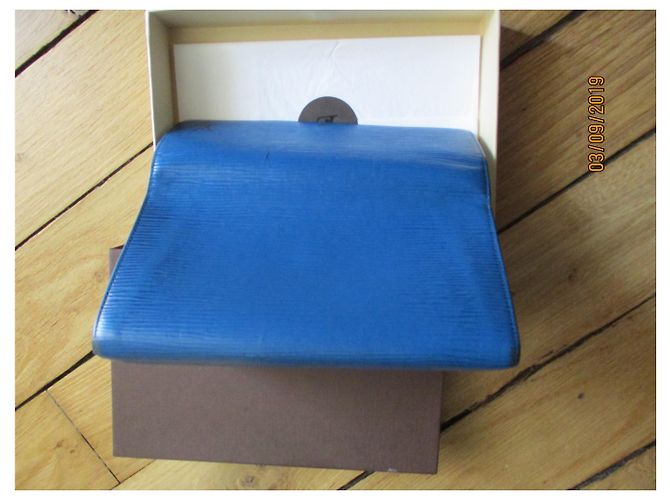 Louis Vuitton SARAH,Pelle Epi blu. - vista 3