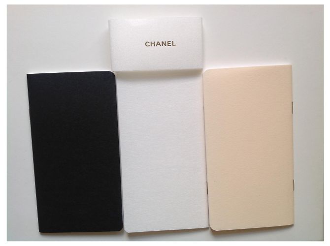 Chanel Regalos VIP Negro Blanco Beige - vista 3