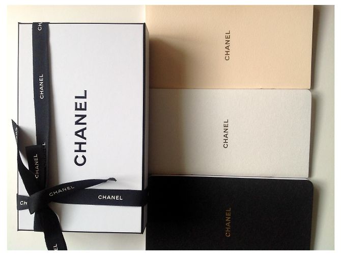 Chanel Regalos VIP Negro Blanco Beige - vista 5