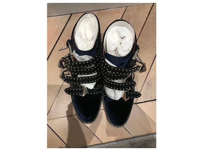 Stivaletti Givenchy con cinturini in velluto blu scuro - vista 2