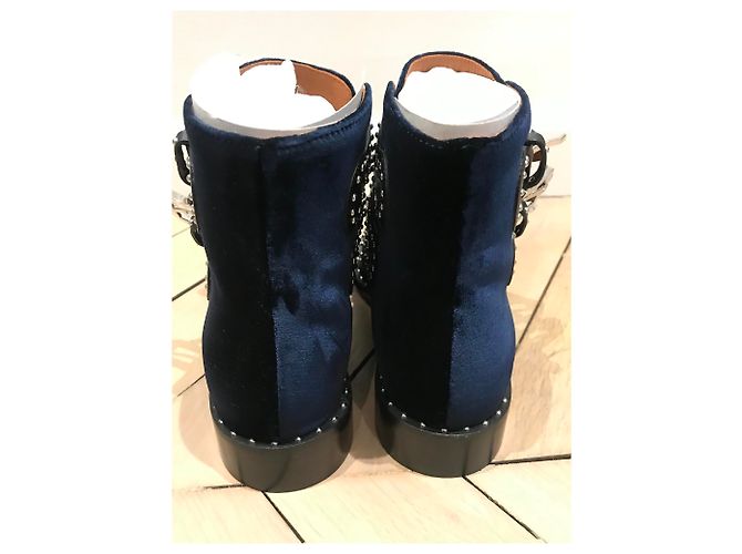 Stivaletti Givenchy con cinturini in velluto blu scuro - vista 3