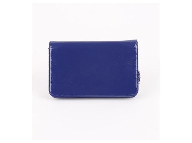 Chanel Wallet on Chain in pelle verniciata blu - vista 2