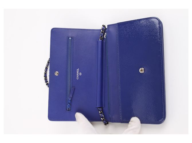 Chanel Wallet on Chain in pelle verniciata blu - vista 3