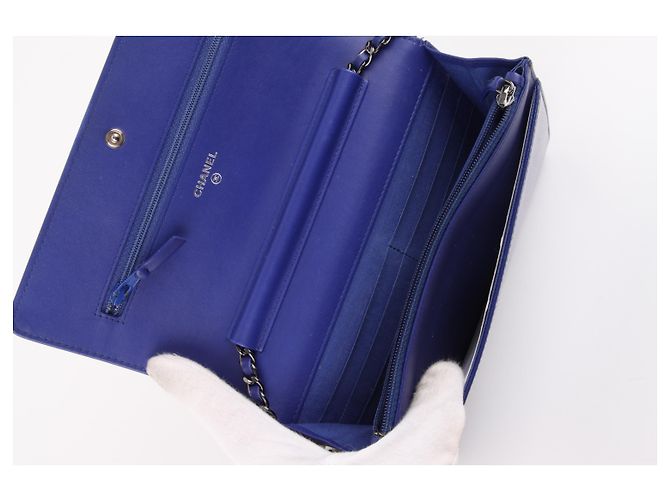 Chanel Wallet on Chain in pelle verniciata blu - vista 4