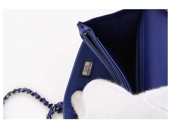 Chanel Wallet on Chain in pelle verniciata blu - vista 5