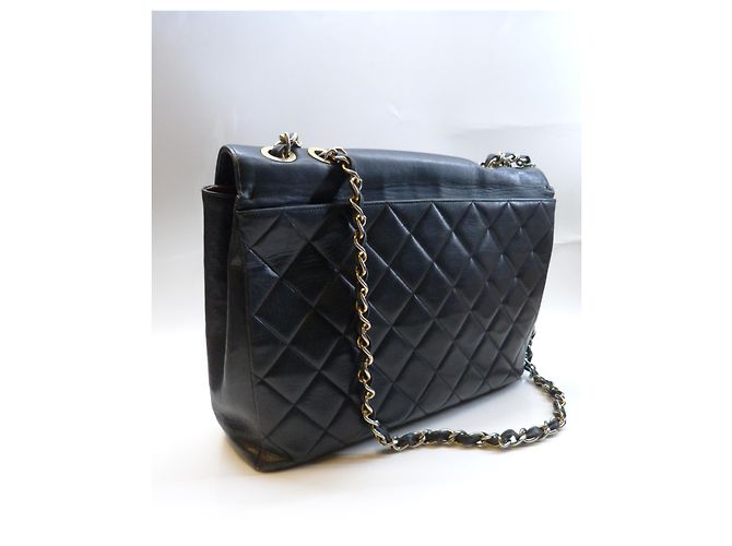 Bolso Chanel de cuero negro con medallón CC - vista 3