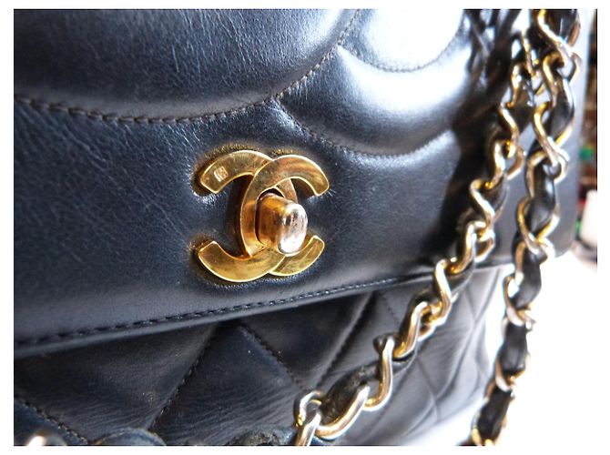 Bolso Chanel de cuero negro con medallón CC - vista 4