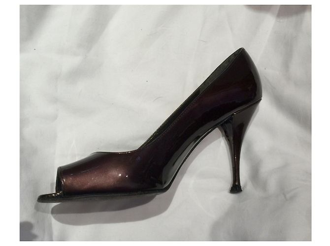 Stuart Weitzman Peeptoes in vernice Castagno - vista 2