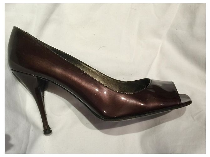 Stuart Weitzman Peeptoes in vernice Castagno - vista 3
