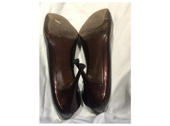 Stuart Weitzman Peeptoes in vernice Castagno - vista 4