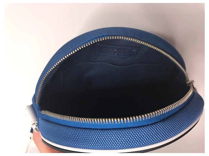 BORSA A MANO CHANEL IN TELA E GOMMA . Nero Bianco Blu navy - vista 10