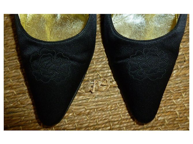 Décolleté Chanel in raso nero con camelia - vista 5