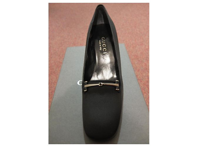 Mocassini con tacco in raso di seta GUCCI Nero - vista 2