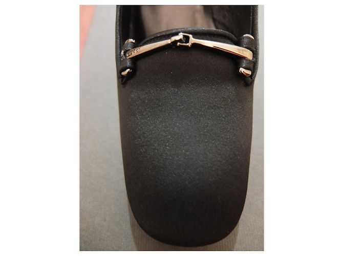 Mocassini con tacco in raso di seta GUCCI Nero - vista 3