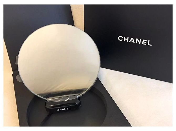 DISPLAY SPECCHIO SPECCHIO CHANEL su STAND Blu - vista 2