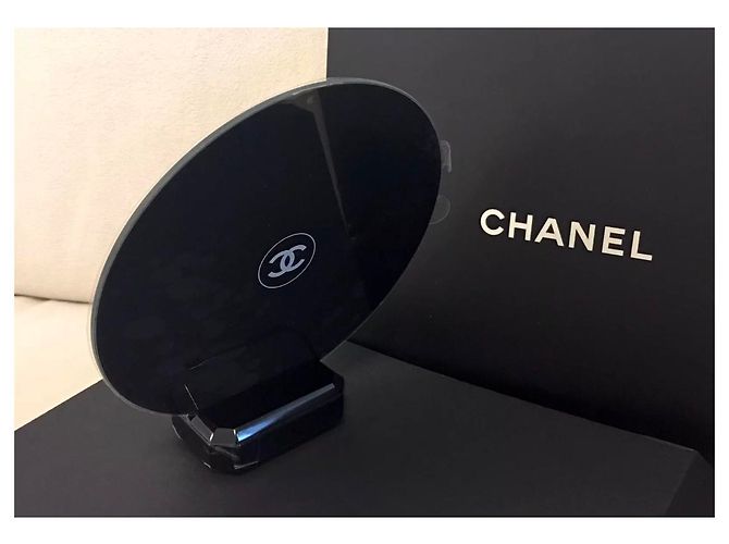 DISPLAY SPECCHIO SPECCHIO CHANEL su STAND Blu - vista 3