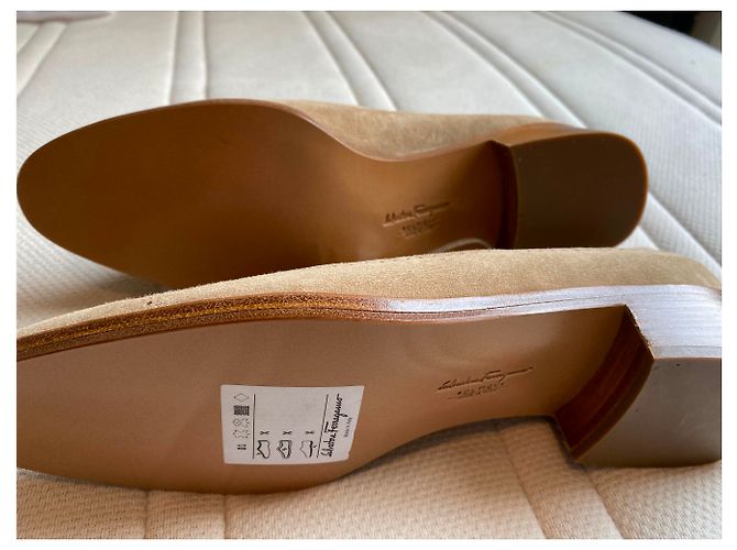Scarpe Richelieu Salvatore Ferragamo beige in nubuck - vista 5