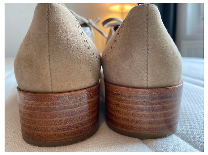 Scarpe Richelieu Salvatore Ferragamo beige in nubuck - vista 6