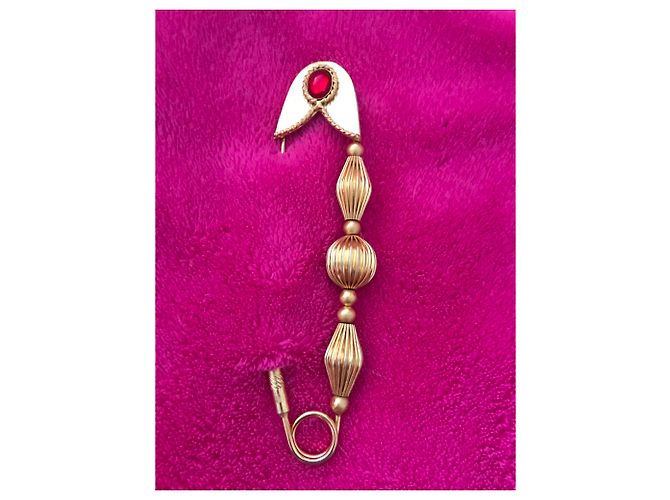 Spilla Gianfranco Ferré Dorata con Cabochon in Vetro Rubino D'oro - vista 3