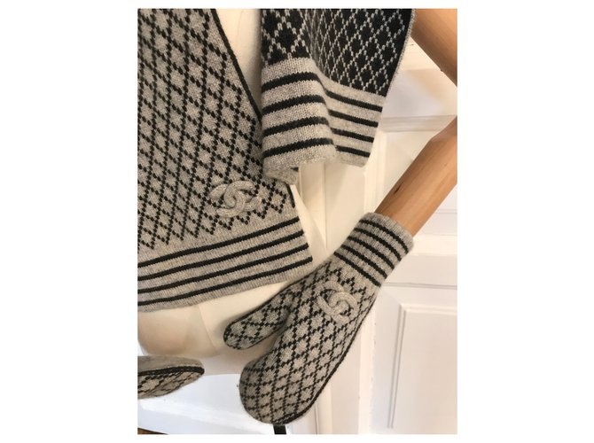 Chanel Sciarpa, Set cappello e guanti in cashmere Nero Grigio - vista 5