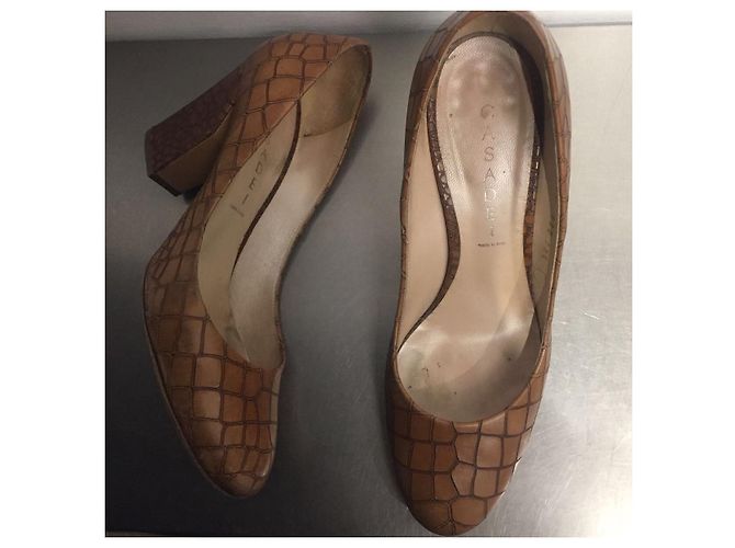 Décolleté Casadei in pelle di alligatore marrone - vista 3