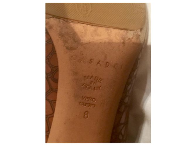 Décolleté Casadei in pelle di alligatore marrone - vista 7