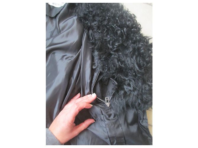 Abrigo de Plumón Balmain Negro con Cuello de Piel de Cordero - vista 10