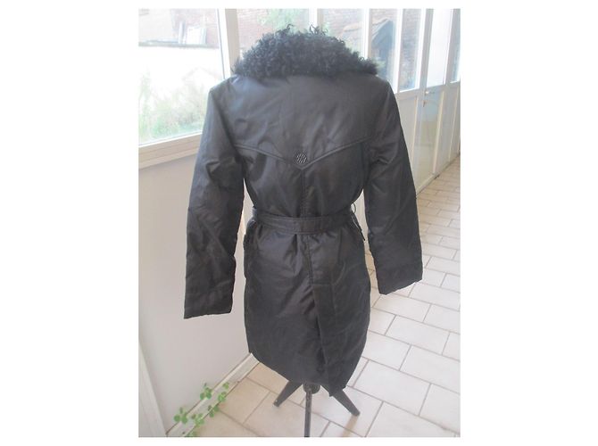 Abrigo de Plumón Balmain Negro con Cuello de Piel de Cordero - vista 2