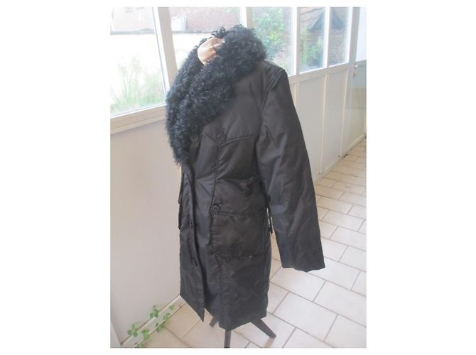 Abrigo de Plumón Balmain Negro con Cuello de Piel de Cordero - vista 3