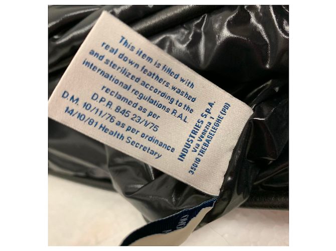 Moncler Schwarz gepolsterte und gesteppte Reisetasche aus Nylon - Ansicht 9