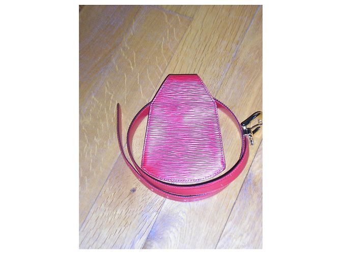 Louis Vuitton, bolso de mano epi rojo con cinturón. Roja - vista 2