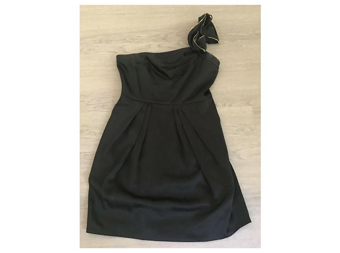 Bcbg Max Azria Schwarzes Satinkleid mit einer Schulter Golden - Ansicht 2
