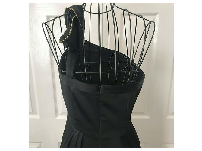 Bcbg Max Azria Schwarzes Satinkleid mit einer Schulter Golden - Ansicht 6