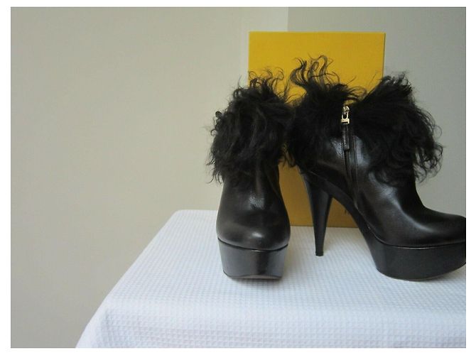 Fendi Botas con ribete de piel de cordero mongol Negro - vista 4