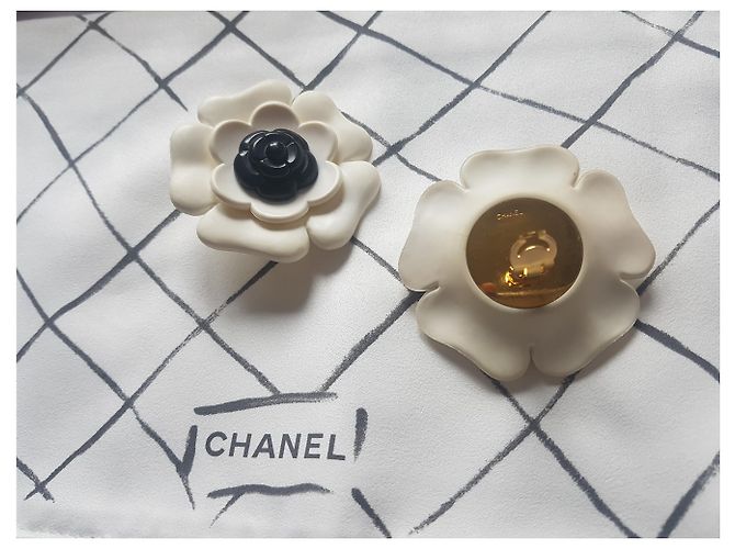 Chanel Kamelien Ohrringe Schwarz Aus weiß - Ansicht 5