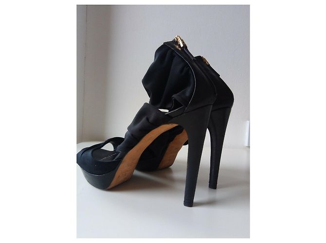 Fendi Stivaletti open toe con intagli Nero - vista 3