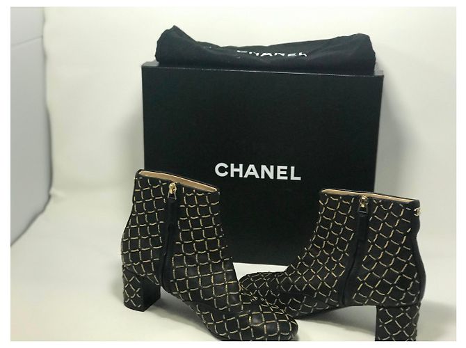 Botines Chanel de cuero negro con cadena - vista 2