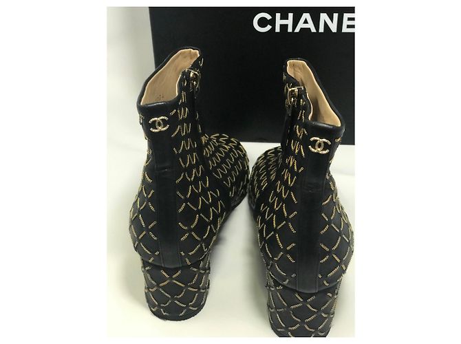 Botines Chanel de cuero negro con cadena - vista 3