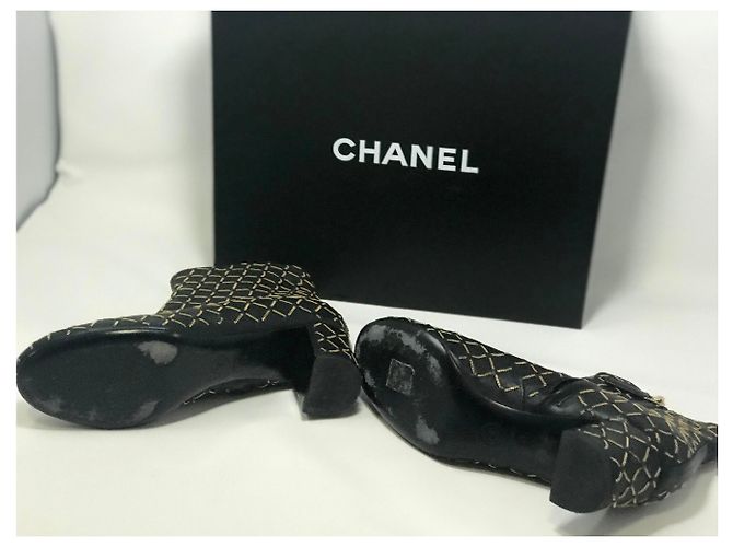 Botines Chanel de cuero negro con cadena - vista 4