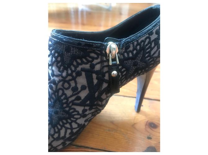 Louis Vuitton Botines LV punta abierta Negro - vista 4