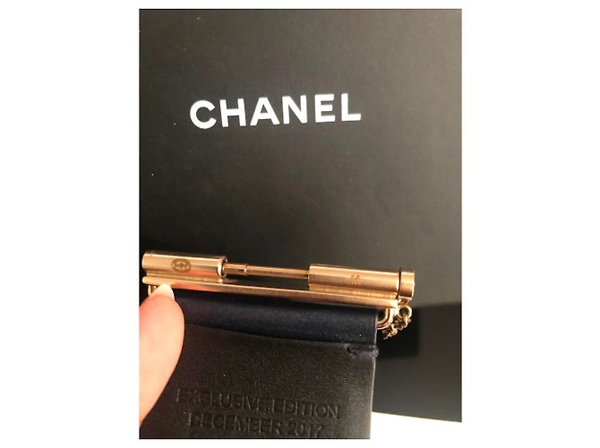 Bracciale manchette Chanel in pelle blu navy - vista 2