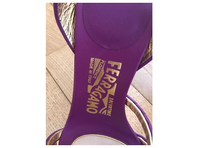 Sandali Salvatore Ferragamo D'oro Porpora - vista 9