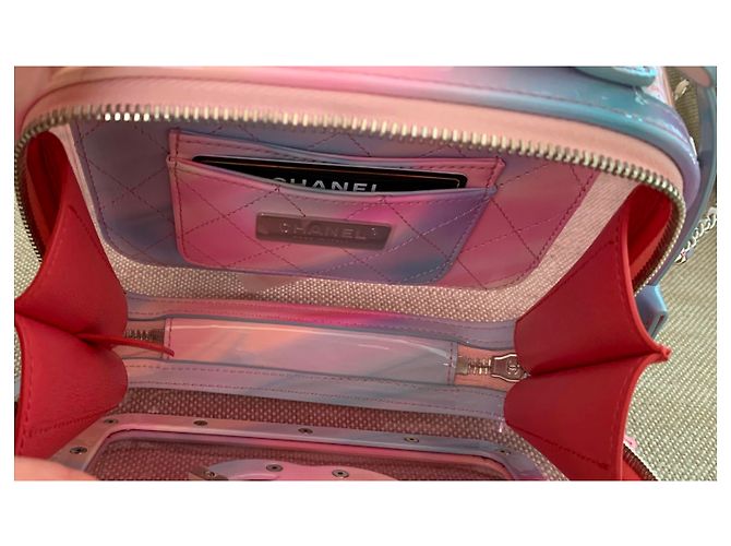 Vanity Chanel Kleine rosa PVC-Kosmetikkoffer mit Regenbogen-Lackleder Pink - Ansicht 3